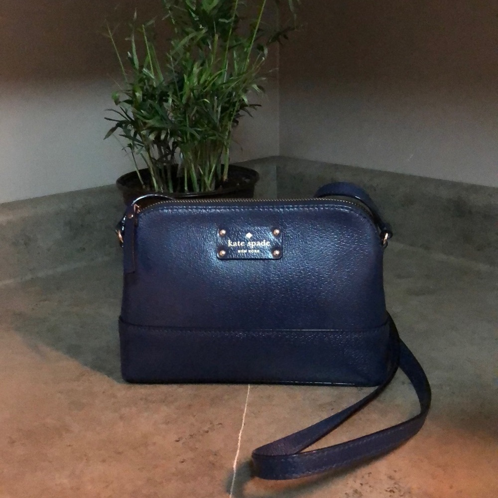 KATE SPADE, adorable cross-body (EUC)